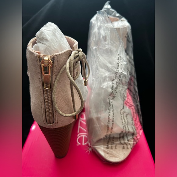 Shoe Dazzle. heels size 7. Color: blush - Picture 3 of 3